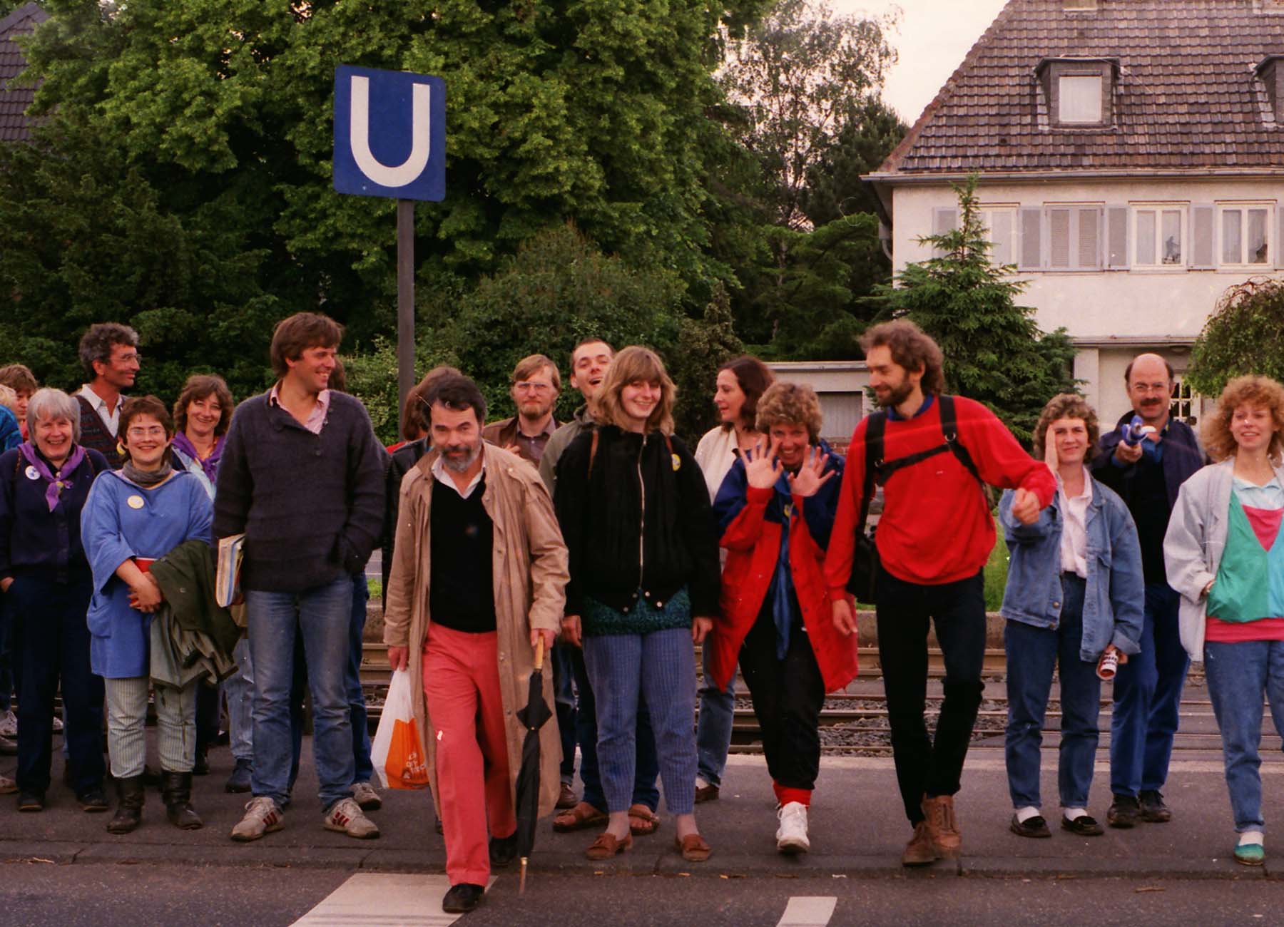 Teilnehmer auf dem Weg zur Friedensdemonstration im Bonner Hofgarten 1983