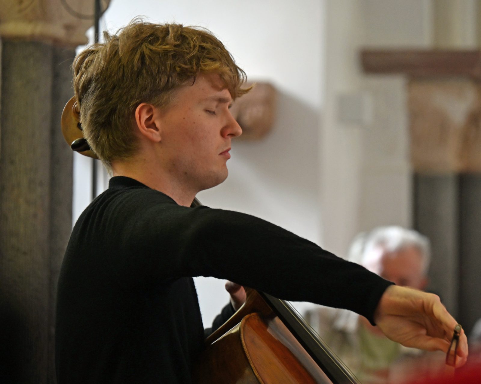 Carlo Lay am Cello, in sich versunken, während des Konzerts