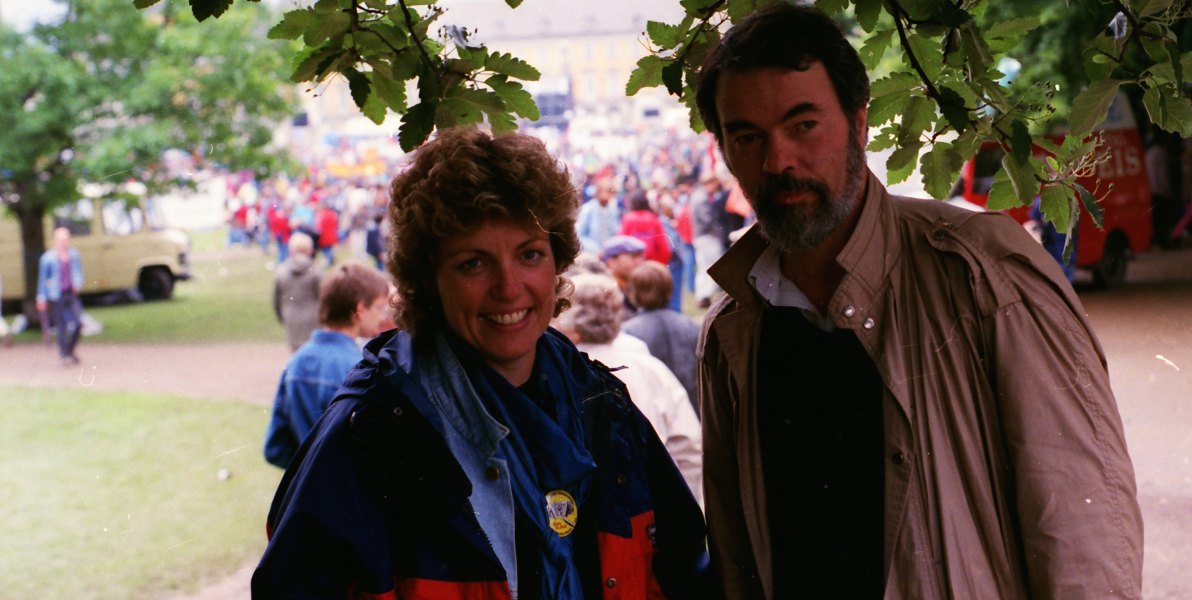 Australische Friedensaktivistin mit Günter Felix bei einer Großdemonstration im Bonner Hofgarten