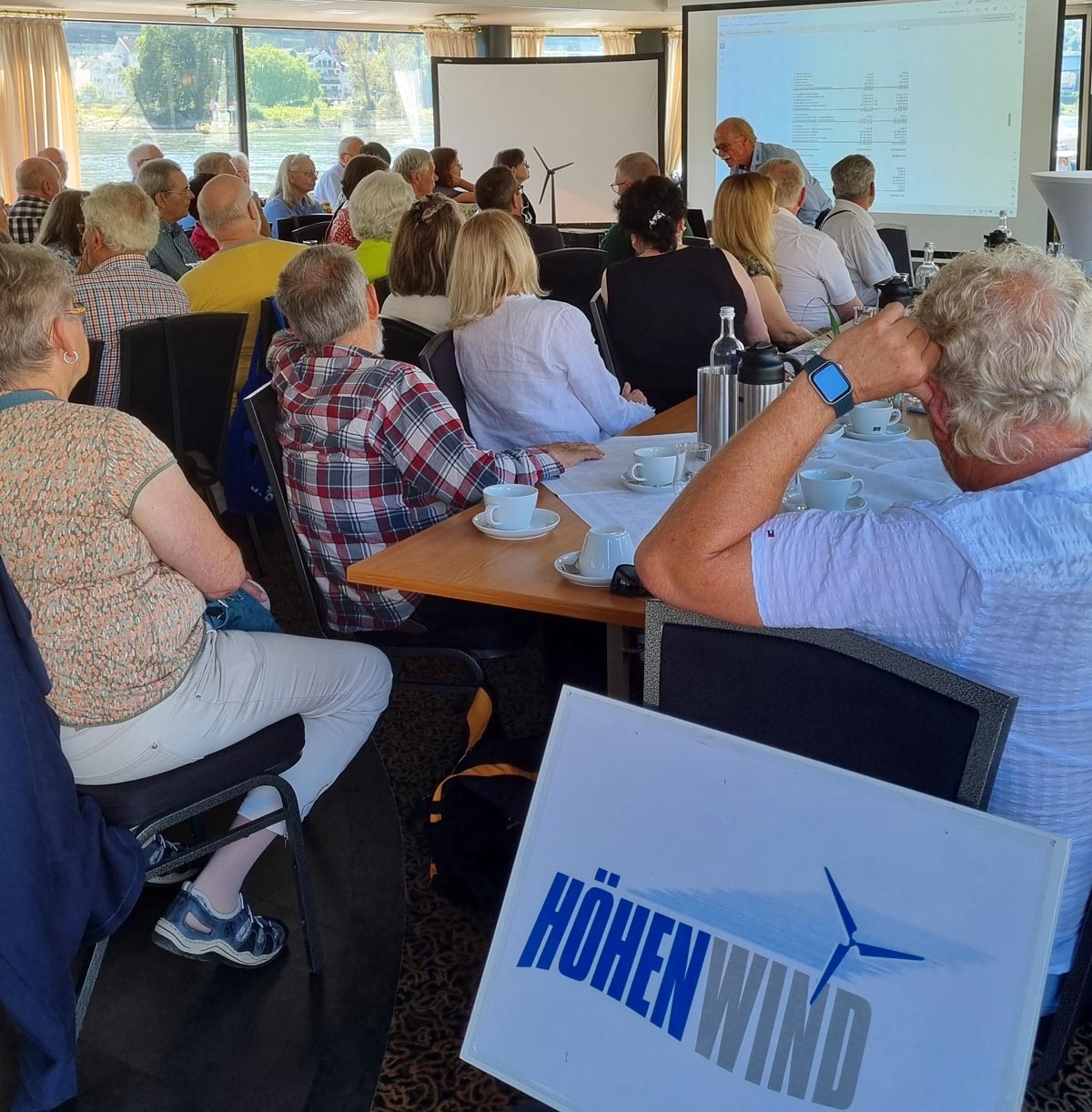 Präsentation der aktuellen Bilanzen unter Deck des Rheinschiffs