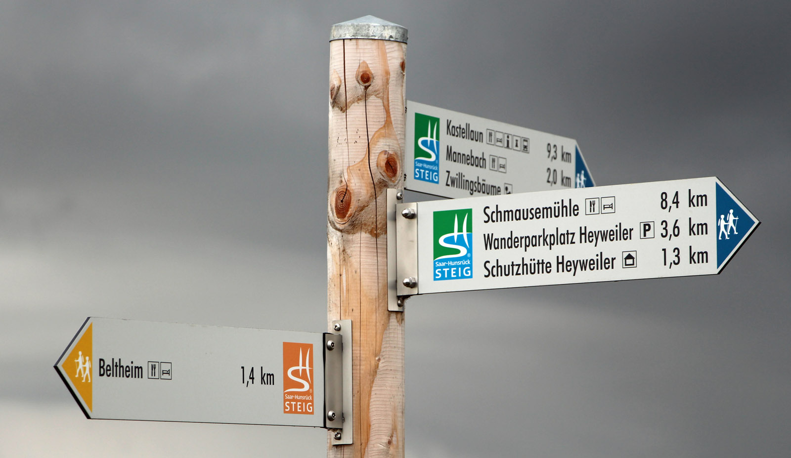 Windräder in der Hunsrücker Landschaft