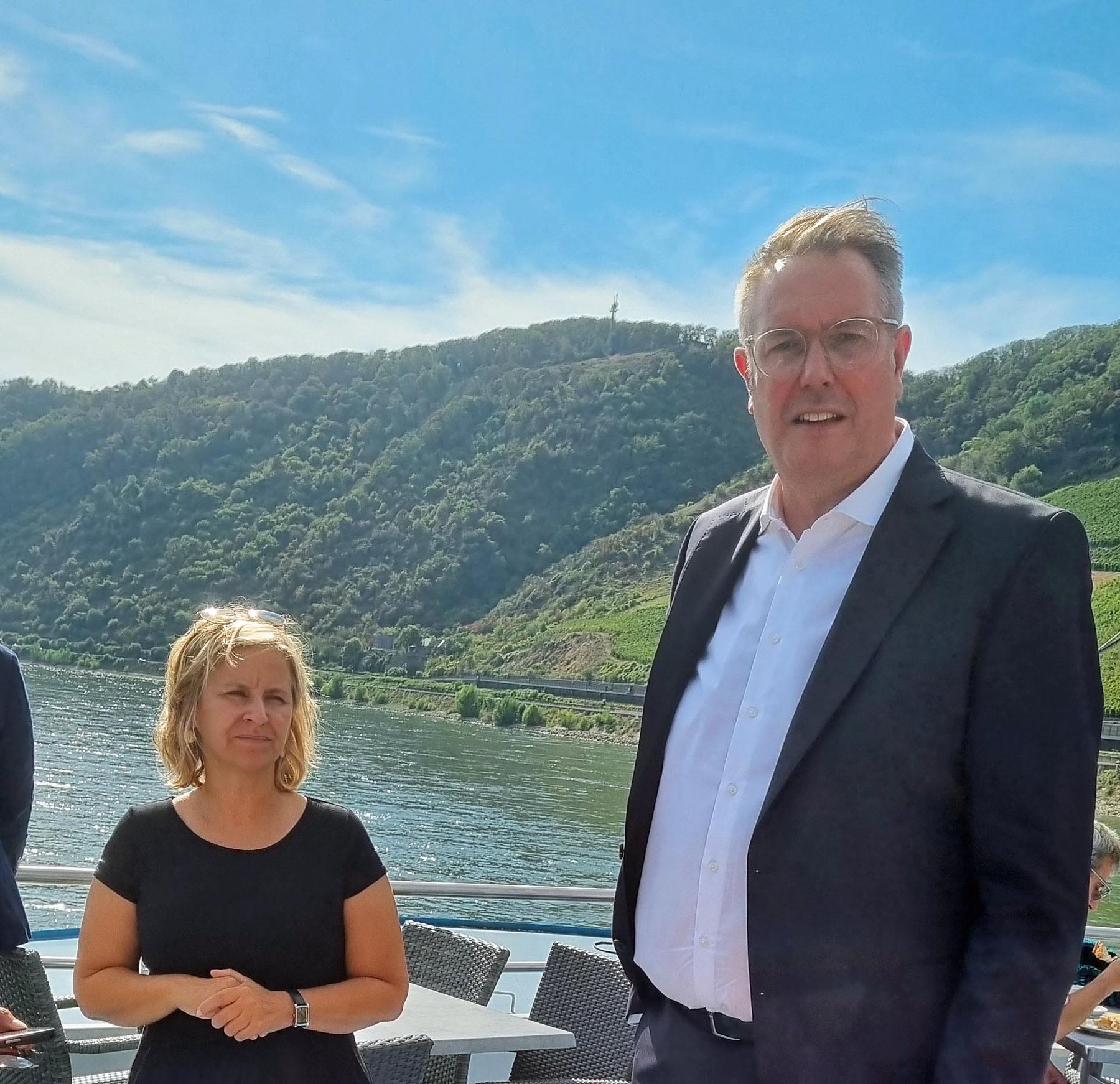 Gäste der Jubiläumsfeier an Bord des Rheinschiffs