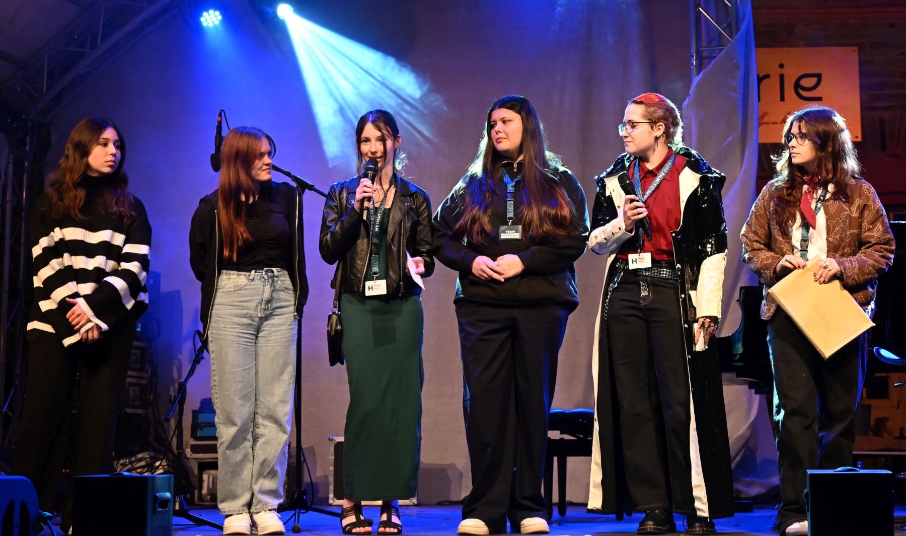 Mitglieder der Jugendjury auf der Bühne der HEIMAT EUROPA Filmfestspiele