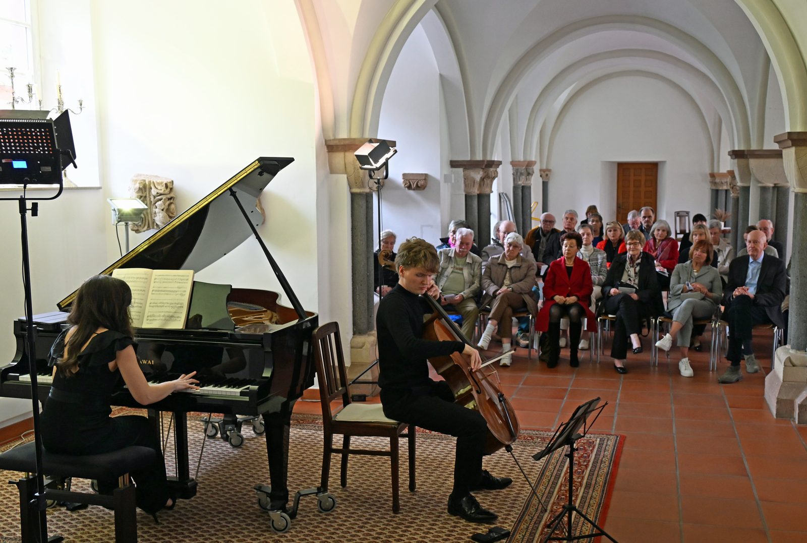 Konzert im Klosterraum: Carlo Lay am Cello und Ana Bakradze am Flügel vor dem Publikum