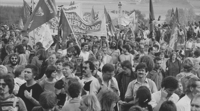 Schwarzweißaufnahme einer Demonstration der Friedensbewegung mit Transparenten