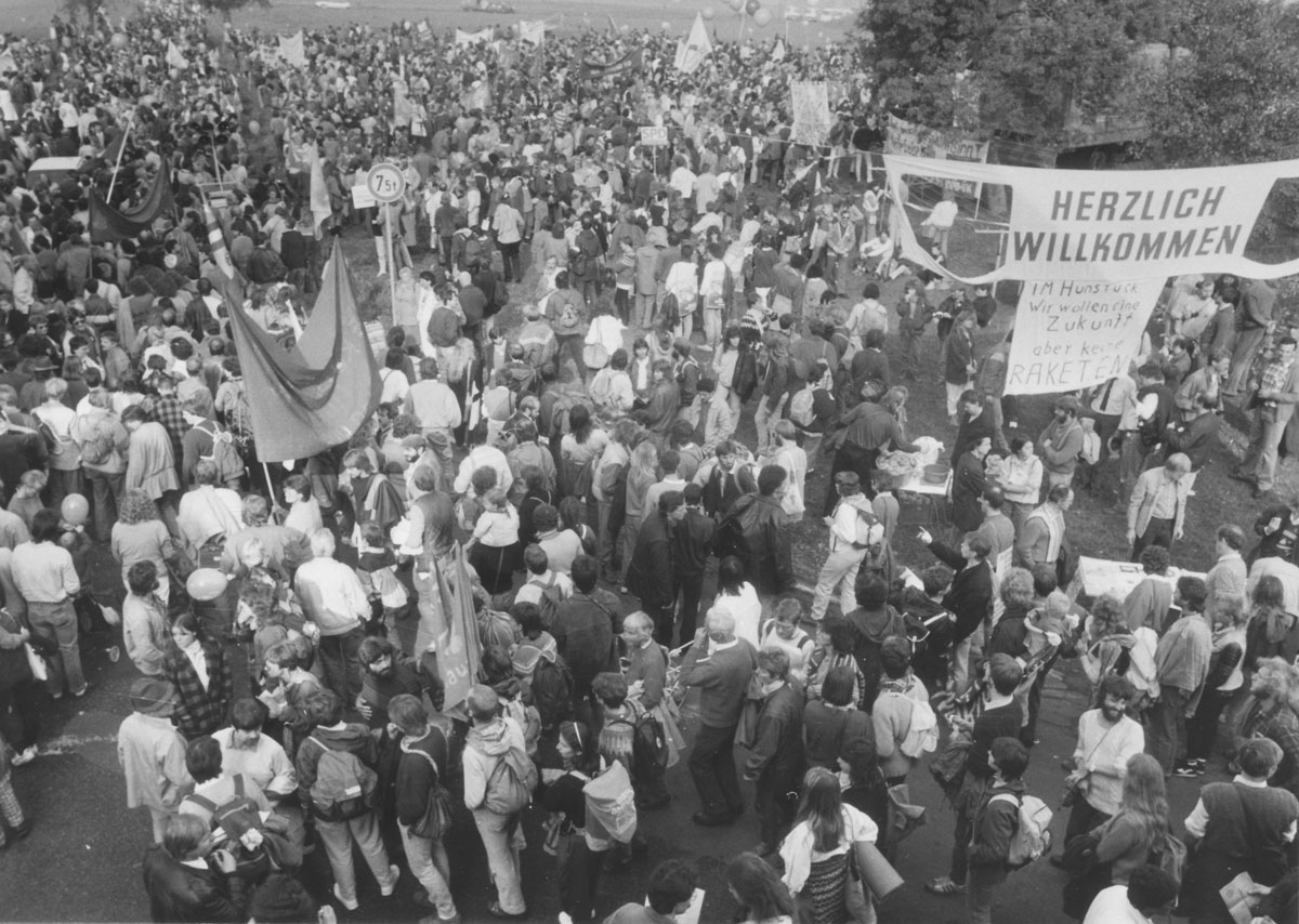 Luftaufnahme einer Großdemonstration im Hunsrück
